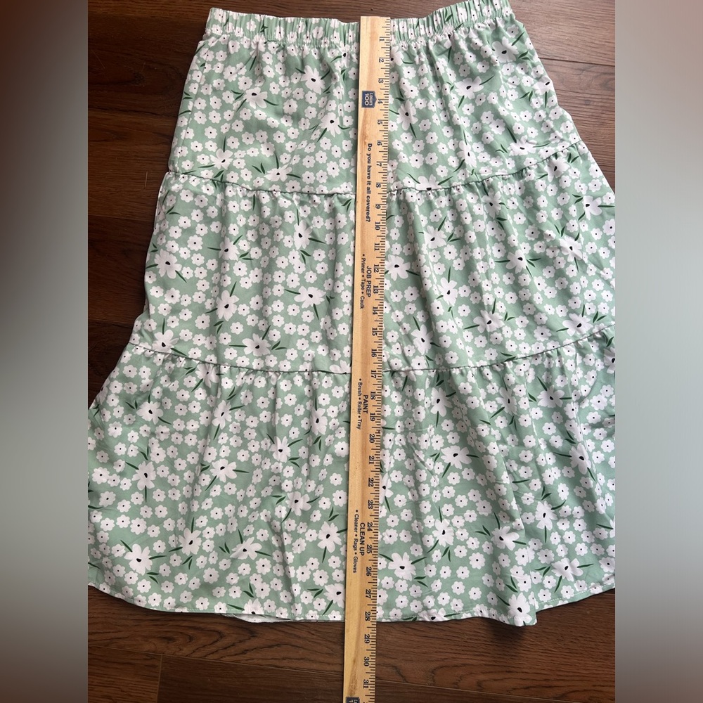 Floral Green & white tiered A line Skirt 29” Elastic waist Length 28” summer